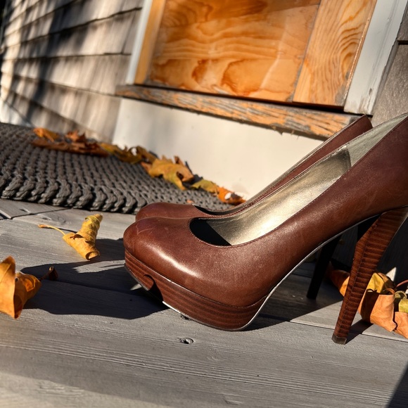 Guess WGREAGAN - Rich Burnished Brown Leather Wood-tone Platform 5” Heels pumps - Picture 7 of 14